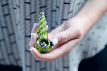 Visual aid for 'The Ultimate Guide to Pipe vs Bong for Smoking Weed' on The Dart Company's blog, featuring a diagram depicting the different parts of a water pipe and a comparison between a pipe vs bong.